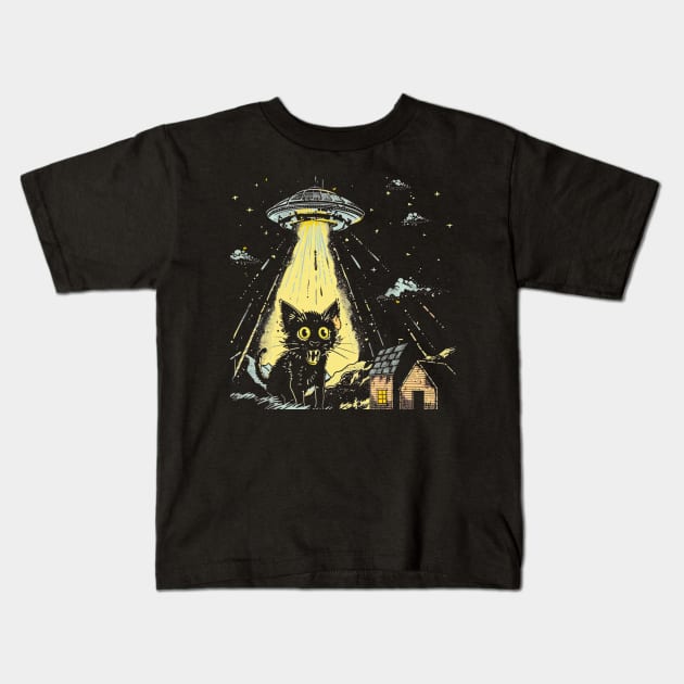 Shocked Cat and UFO Invasion Kids T-Shirt by OscarVanHendrix